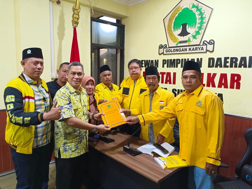 dr Akmarawita Kadir mendaftarkan diri sebagai Ketua DPD Golkar Surabaya di Kantor Golkar Surabaya, di Jalan Adityawarman.