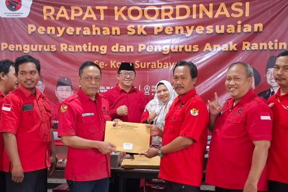 Anas Karno menyerahkan SK Penyesuaian Pengurus Ranting dan Pengurus Anak Ranting Se-Surabaya.