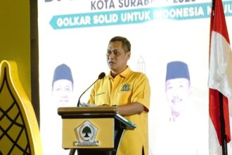 dr Akmarawita Kadir memberikan sambutan usai disahkan sebagai Ketua DPD Golkar Surabaya.