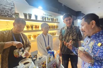 Kakanwil Kemenkum Jatim Haris Sukamto melihat-lihat stan pameran