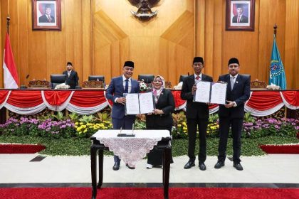 Wali Kota Surabaya, Eri Cahyadi, bersama jajaran Pimpinan DPRD Surabaya menunjukkan MoU perubahan Kebijakan Umum Anggaran (KUA) dan Prioritas Plafon Anggaran Sementara (PPAS) 2025.