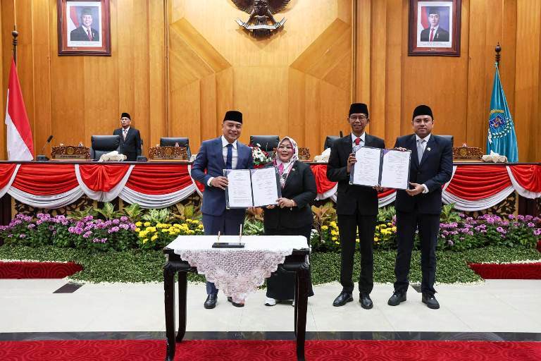 Wali Kota Surabaya, Eri Cahyadi, bersama jajaran Pimpinan DPRD Surabaya menunjukkan MoU perubahan Kebijakan Umum Anggaran (KUA) dan Prioritas Plafon Anggaran Sementara (PPAS) 2025.