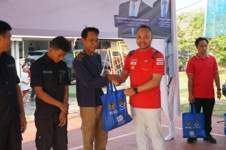 Kepala Kantor Imigrasi Soekarno-Hatta, Galih Priya Kartika Perdhana, memberikan bingkisan kepada warga sekitar lokasi kantor imigrasi.