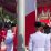 Bendera Merah Putih dengan kondisi terbalik oleh paskriba saat upacara HUT Republik Indonesia Ke-80 di Balai Kota Surabaya.