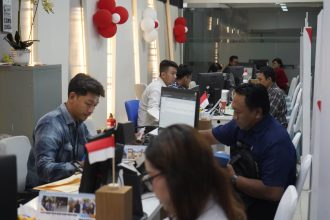 Suasana pelayanan Paspor Merdeka di ULP Mal Ciputra Word, Jalan Mayjen Sungkono, Surabaya.