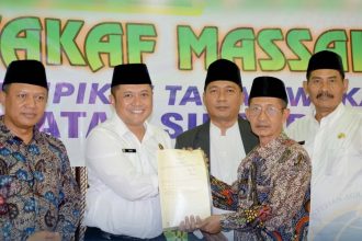 Kepala Kantor Pertanahan Kabupaten Sidoarjo, Nursuliantoro menunjukkan ikrar wakaf nasional bersama