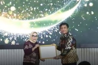 Kepala Bappedalitbang Surabaya, Irvan Wahyudrajad, menerima penghargaan dari oleh Menteri Pemberdayaan Perempuan dan Perlindungan Anak (PPPA) Arifah Fauzi.