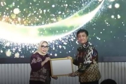 Kepala Bappedalitbang Surabaya, Irvan Wahyudrajad, menerima penghargaan dari oleh Menteri Pemberdayaan Perempuan dan Perlindungan Anak (PPPA) Arifah Fauzi.