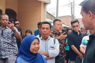 Anggota DPRD Surabaya, Zuhrotul Marah mendengarkan keluhan warga Kalianak menyangkut pelebaran sungai