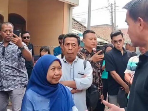 Anggota DPRD Surabaya, Zuhrotul Marah mendengarkan keluhan warga Kalianak menyangkut pelebaran sungai