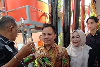 Wakil Ketua DPRD Surabaya, Laila Mufidah bersama Wakil Wali Kota Surabaya, Armuji dan Ketua LPPM Unusa Achmad Syafiuddin saat mengoperasikan teknologi ramah lingkungan.
