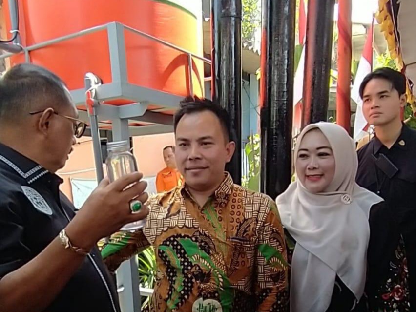Wakil Ketua DPRD Surabaya, Laila Mufidah bersama Wakil Wali Kota Surabaya, Armuji dan Ketua LPPM Unusa Achmad Syafiuddin saat mengoperasikan teknologi ramah lingkungan.