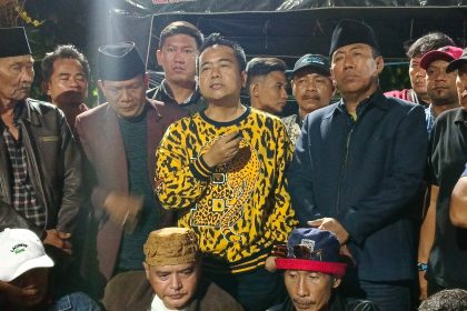Muhammad Sholeh, inisiator demo 3 September menggelar jumpa pers membatalkan aksi demi Jatim kondusif.