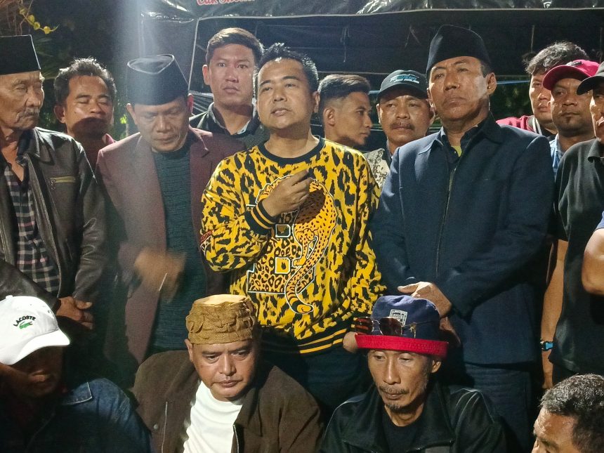 Muhammad Sholeh, inisiator demo 3 September menggelar jumpa pers membatalkan aksi demi Jatim kondusif.