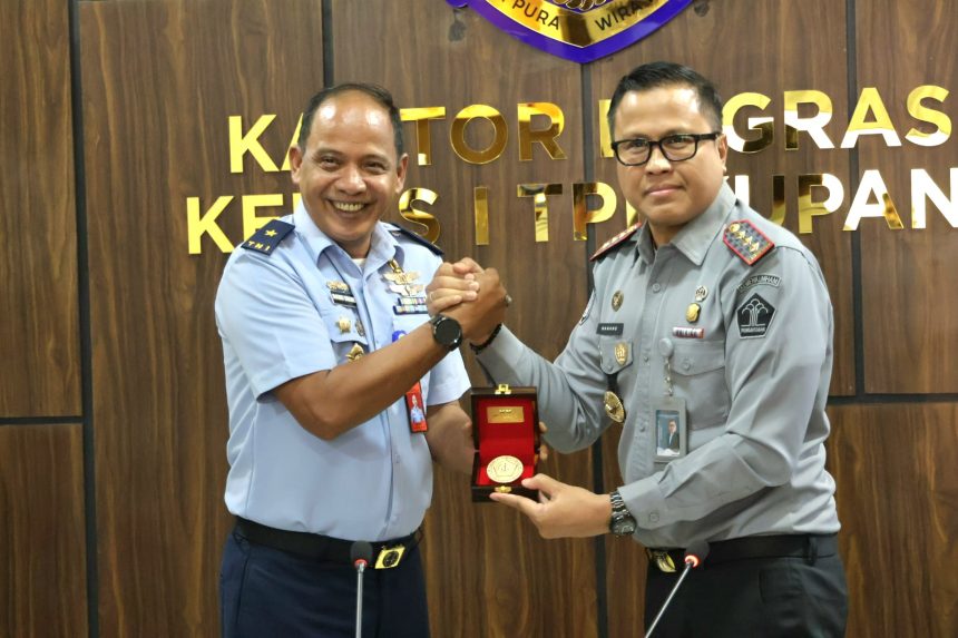 Marsekal Pertama TNI Djoko Triono menyerahkan cenderamata kepada Kepala Kantor Imigrasi Kupang, Nanang Mustofa.