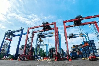 Suasana kegiatan bongkar muat petikemas di TPK Berlian, Tanjung Perak, Surabaya.