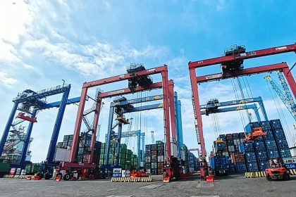 Suasana kegiatan bongkar muat petikemas di TPK Berlian, Tanjung Perak, Surabaya.