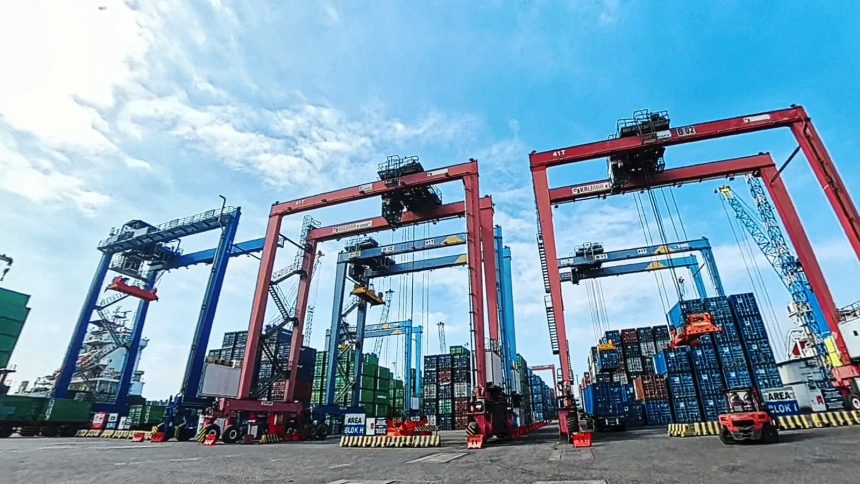 Suasana kegiatan bongkar muat petikemas di TPK Berlian, Tanjung Perak, Surabaya.