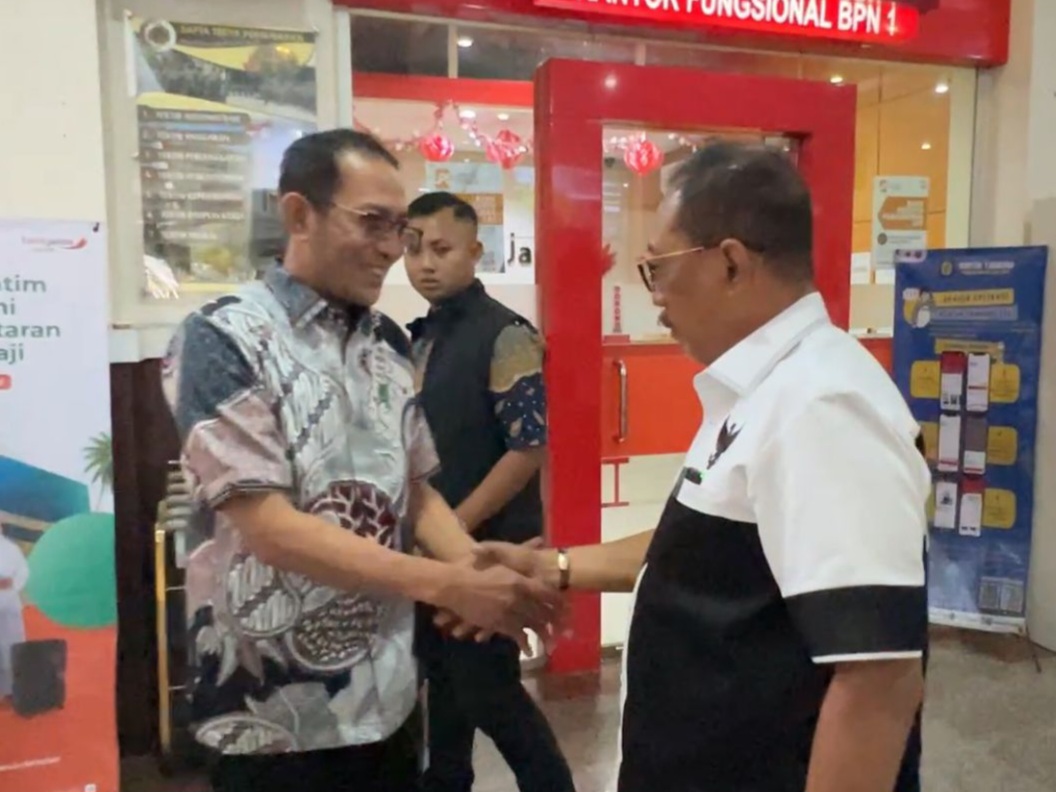 Kepala Kantor Pertanahan Surabaya I, Budi Hartanto menyambut kedatangan Wawali Surabaya, Armuji di kantornya.