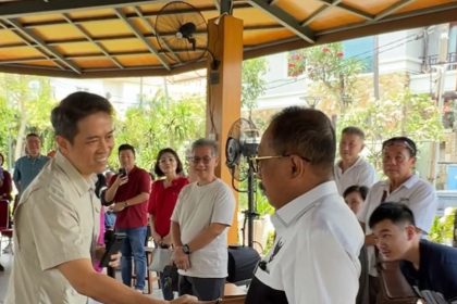 Warga Perumahan Darmo Hill menyambut kedatangan Wakil Wali Kota Surabaya, Armuji di pendopo Perumahan.