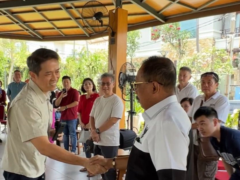 Warga Perumahan Darmo Hill menyambut kedatangan Wakil Wali Kota Surabaya, Armuji di pendopo Perumahan.