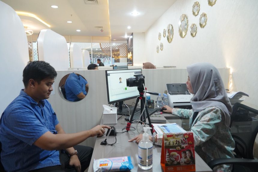 Petugas imigrasi memberikan pelayanan Paspor Simpatik kepada pemohon pada wekeend.