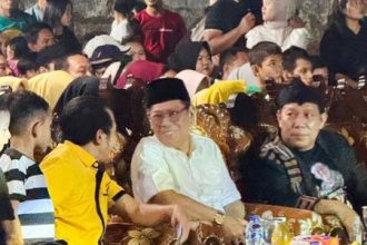 Wakil Ketua Umum DPP Partai Golkar, Adies Kadir berbincang dengan Ketua Golkar Kabupaten Sidoarjo, Adam Rusydi.