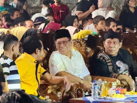Wakil Ketua Umum DPP Partai Golkar, Adies Kadir berbincang dengan Ketua Golkar Kabupaten Sidoarjo, Adam Rusydi.