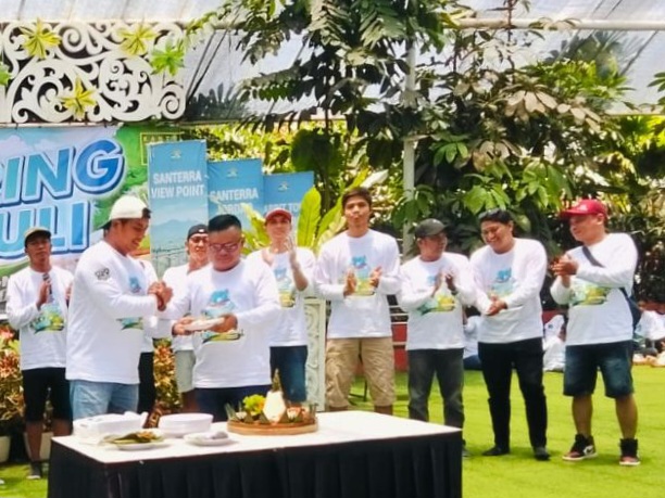 Pembina Askring Kantor Club, Chandra memberikan potongan tumpeng kepada anggota.