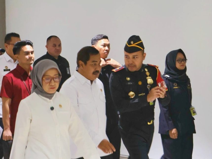 Kepala Kantor Imigrasi Soekarno-Hatta, Galih Priya Kartika Perdhana mendampingi Menteri Imigrasi dan Pemasyarakatan Agus Andrianto saat deklarasi All Indonesia.