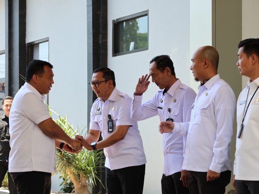 Wakil Menteri Imigrasi dan Pemasyarakatan, Silmy Karim menyapa para Kepala UPT se-Jatim yang hadir pada acara di Kabupaten Pamekasan.