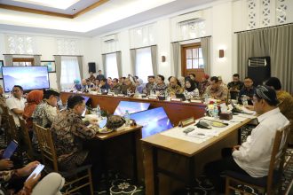 Suasana rapat koordinasi Transformasi Ketepatan Sasaran Penyaluran Program Perlindungan Sosial (Perlinsos) di Pendopo Sabha Swagata Blambangan, Banyuwangi,