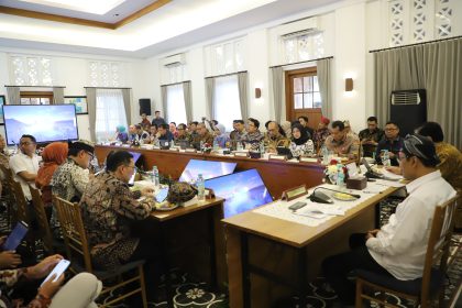 Suasana rapat koordinasi Transformasi Ketepatan Sasaran Penyaluran Program Perlindungan Sosial (Perlinsos) di Pendopo Sabha Swagata Blambangan, Banyuwangi,