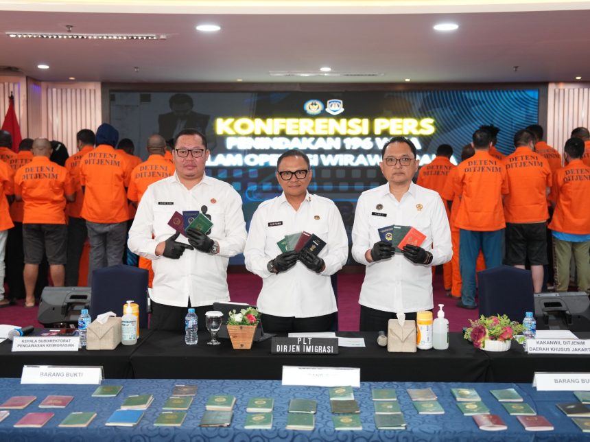 Plt Dirjen Imigrasi Yuldi Yusman merilis penangkapan 196 WNA di wilayah Jabodetabek.