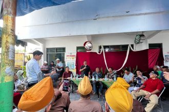 Wakil Wali Kota Surabaya, Armuji mediasi terbuka bersama warga di Balai RW 01, Kelurahan Sawunggaling, Kecamatan Wonokromo, Jumat (10/10/2025).