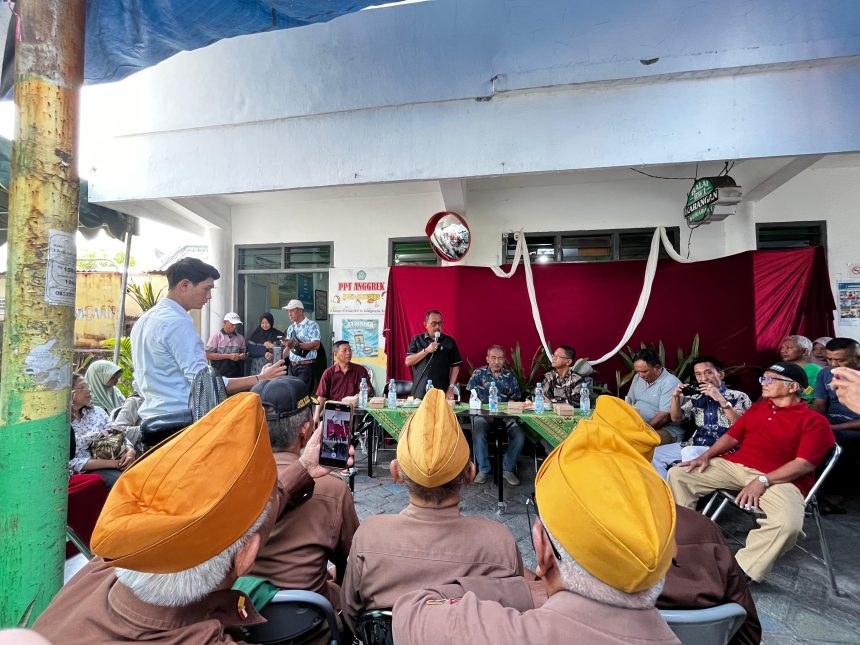 Wakil Wali Kota Surabaya, Armuji mediasi terbuka bersama warga di Balai RW 01, Kelurahan Sawunggaling, Kecamatan Wonokromo, Jumat (10/10/2025).