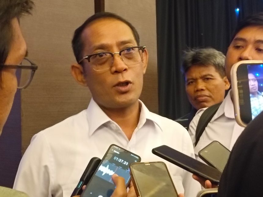 Kepala Kantor Pertanahan Surabaya I, Budi Hartanto, usai menghadiri pertemuan dengan ribuan warga yang tanahnya diklaim Pertamina