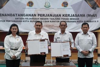 Kepala Kantor Pertanahan Surabaya I Budi Hartanto menunjukkan PKS bersama Kepala Kejaksaan Negeri Tanjung Perak Ricky Setiawan Anas.