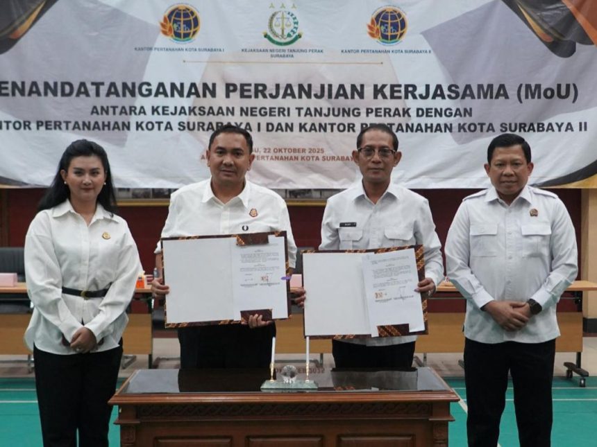 Kepala Kantor Pertanahan Surabaya I Budi Hartanto menunjukkan PKS bersama Kepala Kejaksaan Negeri Tanjung Perak Ricky Setiawan Anas.
