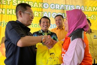 Adies Kadir memberikan bantuan sembako kepada warga Sidoarjo.