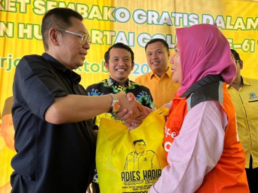 Adies Kadir memberikan bantuan sembako kepada warga Sidoarjo.
