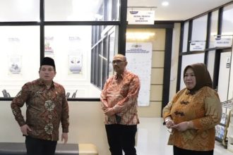 Kakanwil BPN Jatim Asep Heri (kiri) didampingi Kabid Ribut Cahyono meninjau pelayanan pertanahan di Kantah Kota Malang.
