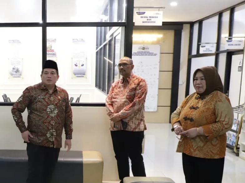 Kakanwil BPN Jatim Asep Heri (kiri) didampingi Kabid Ribut Cahyono meninjau pelayanan pertanahan di Kantah Kota Malang.
