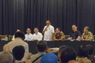 Wawali Armuji bersama Adies Kadir merespons keluhan warga yang lahannya terdampak oleh Pertamina di gedung Srijaya, Mayjend Sungkono.