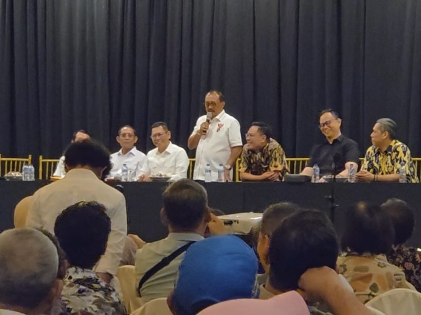 Wawali Armuji bersama Adies Kadir merespons keluhan warga yang lahannya terdampak oleh Pertamina di gedung Srijaya, Mayjend Sungkono.