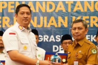 Kepala Kantor Imigrasi Pamekasan, Ahmad Muttaqin, memberikan cenderamata kepada Pelaksana Harian (Plh) Sekretaris Daerah (Sekda) Pamekasan.