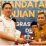 Kepala Kantor Imigrasi Pamekasan, Ahmad Muttaqin, memberikan cenderamata kepada Pelaksana Harian (Plh) Sekretaris Daerah (Sekda) Pamekasan.