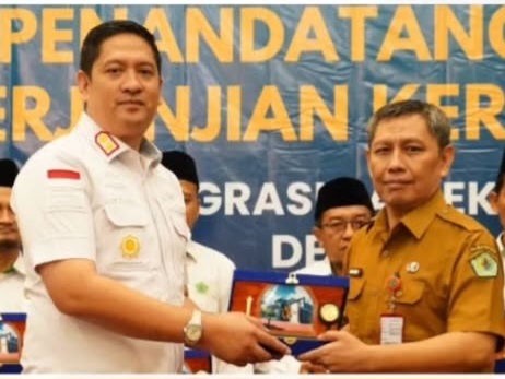 Kepala Kantor Imigrasi Pamekasan, Ahmad Muttaqin, memberikan cenderamata kepada Pelaksana Harian (Plh) Sekretaris Daerah (Sekda) Pamekasan.