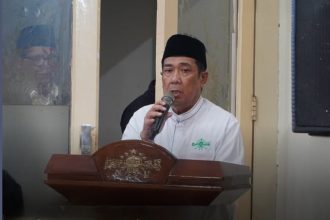 Ketua PCNU Surabaya, Ir. KH. Masduki Toha, memberikan sambutan pada acara Hari Santri.