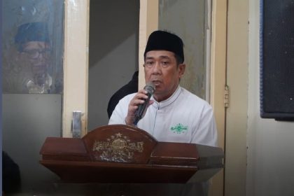 Ketua PCNU Surabaya, Ir. KH. Masduki Toha, memberikan sambutan pada acara Hari Santri.
